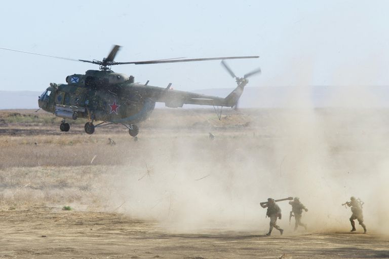 Военнослужащие во время учений по высадке десанта соединений Черноморского флота под Феодосией Военнослужащие во время учений по высадке десанта соединений Черноморского флота под Феодосией