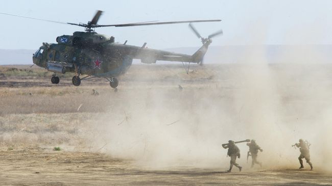 Военнослужащие во время учений по высадке десанта соединений Черноморского флота под Феодосией Военнослужащие во время учений по высадке десанта соединений Черноморского флота под Феодосией