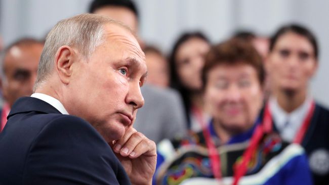 Президент РФ Владимир Путин проводит встречу с представителями общественности по вопросам развития Дальнего Востока