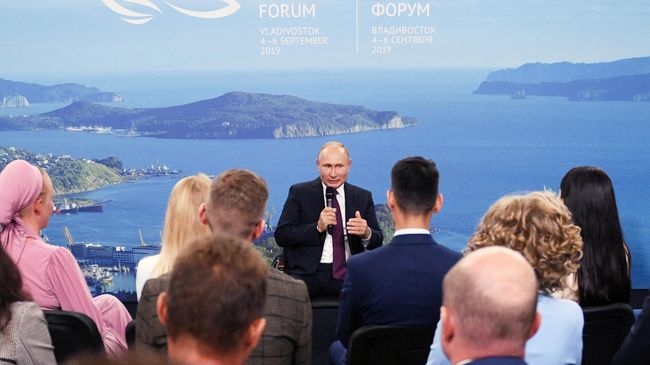 Президент РФ Владимир Путин проводит встречу с представителями общественности по вопросам развития Дальнего Востока Президент РФ Владимир Путин проводит встречу с представителями общественности по вопросам развития Дальнего Востока