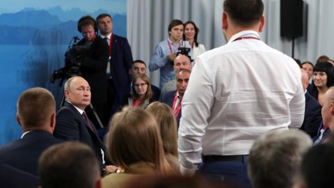 Президент РФ Владимир Путин проводит встречу с представителями общественности по вопросам развития Дальнего Востока