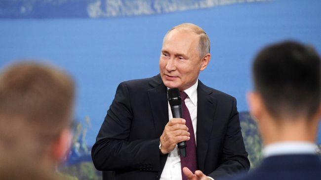 Президент РФ Владимир Путин проводит встречу с представителями общественности по вопросам развития Дальнего Востока в кампусе Дальневосточного федерального университета в рамках Восточного экономического форума – 2019 (ВЭФ) во Владивостоке Президент РФ Владимир Путин проводит встречу с представителями общественности по вопросам развития Дальнего Востока в кампусе Дальневосточного федерального университета в рамках Восточного экономического форума – 2019 (ВЭФ) во Владивостоке