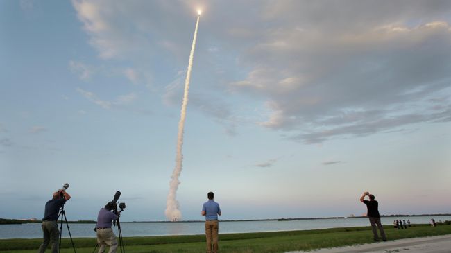 Запуск ракеты-носителя Delta IV с военным спутником с космодрома на мысе Канаверал, США
