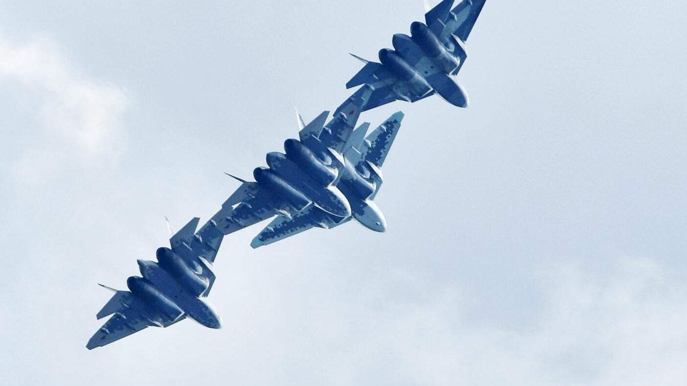Российские многофункциональные истребители пятого поколения Су-57 Российские многофункциональные истребители пятого поколения Су-57 - РИА Новости, 1920, 21.04.2021