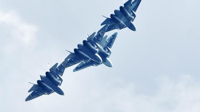 Российские многофункциональные истребители пятого поколения Су-57  