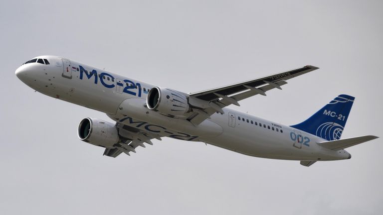 Российский среднемагистральный пассажирский самолёт МС-21-300 выполняет демонстрационный полет на Международном авиационно-космическом салоне МАКС-2019 в подмосковном Жуковском