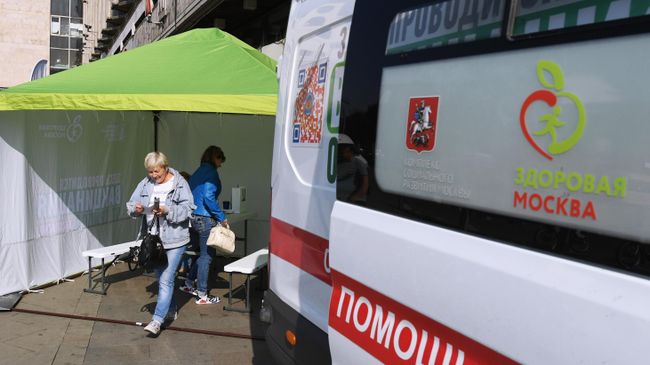 Мобильный пункт вакцинации на Тверской улице в Москве Мобильный пункт вакцинации на Тверской улице в Москве