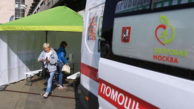 Мобильный пункт вакцинации на Тверской улице в Москве