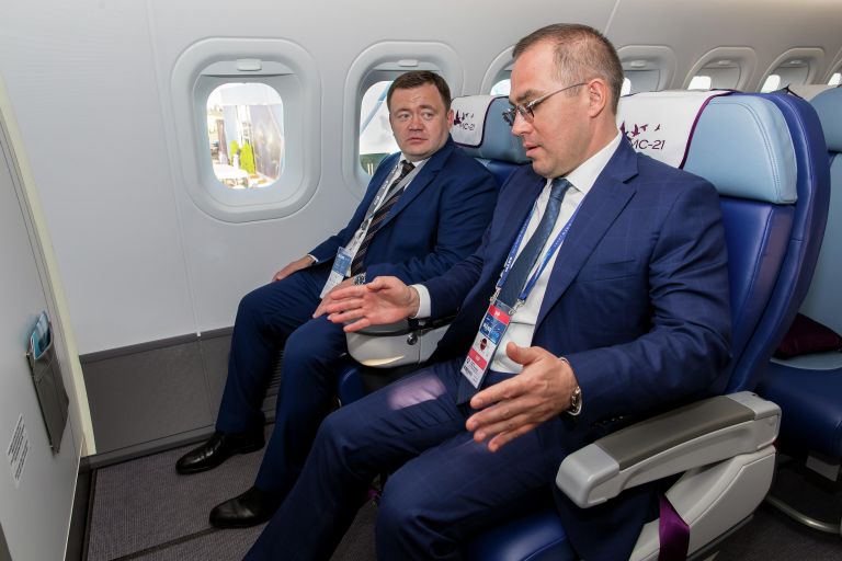 Председатель ПСБ Петр Фрадков и генеральный директор корпорации Иркут Равиль Хакимов на осмотре выставочного образца нового российского пассажирского самолета МС-21