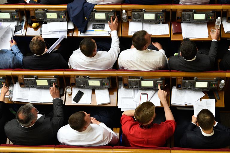 Депутаты на первом заседании девятого созыва Верховной рады Украины в Киеве Депутаты на первом заседании девятого созыва Верховной рады Украины в Киеве