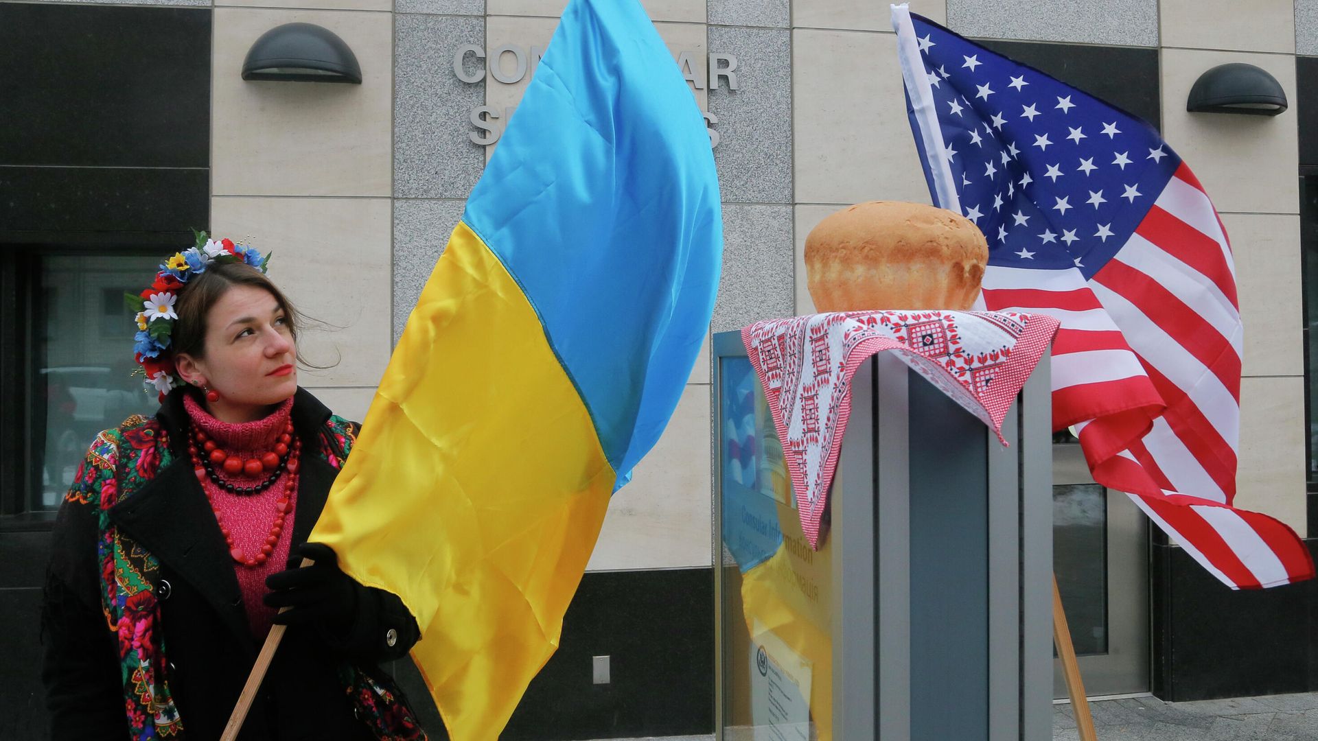 Женщина держит флаг Украины рядом с посольством США в Киеве Женщина держит флаг Украины рядом с посольством США в Киеве - РИА Новости, 1920, 24.11.2021