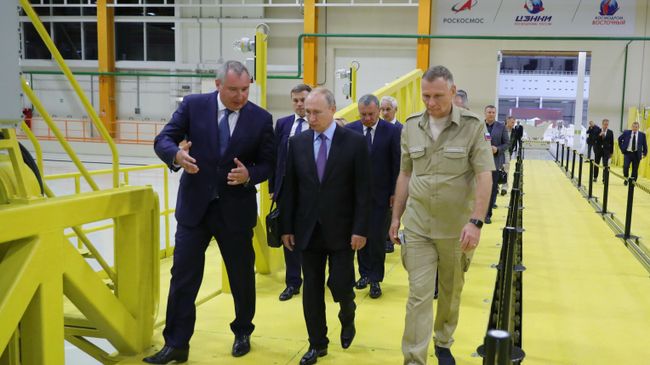 Президент РФ Владимир Путин во время посещения космодрома Восточный Президент РФ Владимир Путин во время посещения космодрома Восточный