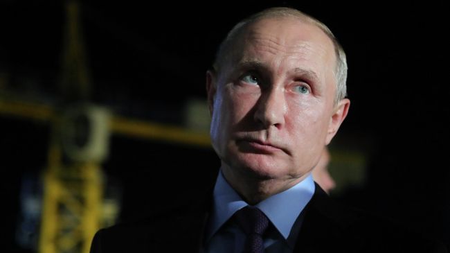 Президент РФ Владимир Путин во время посещения космодрома Восточный Президент РФ Владимир Путин во время посещения космодрома Восточный
