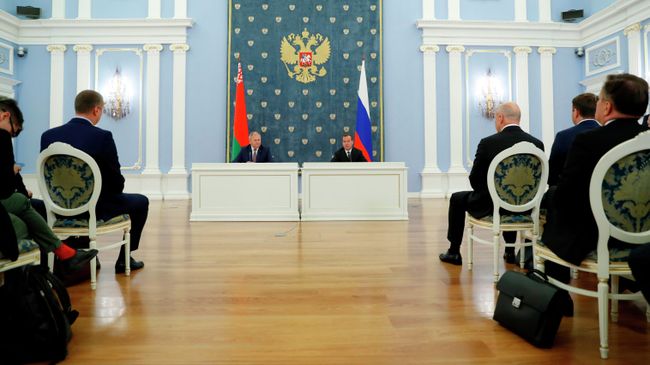 Председатель правительства РФ Дмитрий Медведев и премьер-министр Белоруссии Сергей Румас во время заявления для прессы по итогам российско-белорусских переговоров Председатель правительства РФ Дмитрий Медведев и премьер-министр Белоруссии Сергей Румас во время заявления для прессы по итогам российско-белорусских переговоров
