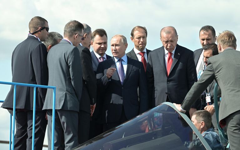 Президент РФ Владимир Путин и президент Турции Реджеп Тайип Эрдоган осматривают российский многофункциональный истребитель Су-57 Президент РФ Владимир Путин и президент Турции Реджеп Тайип Эрдоган осматривают российский многофункциональный истребитель Су-57