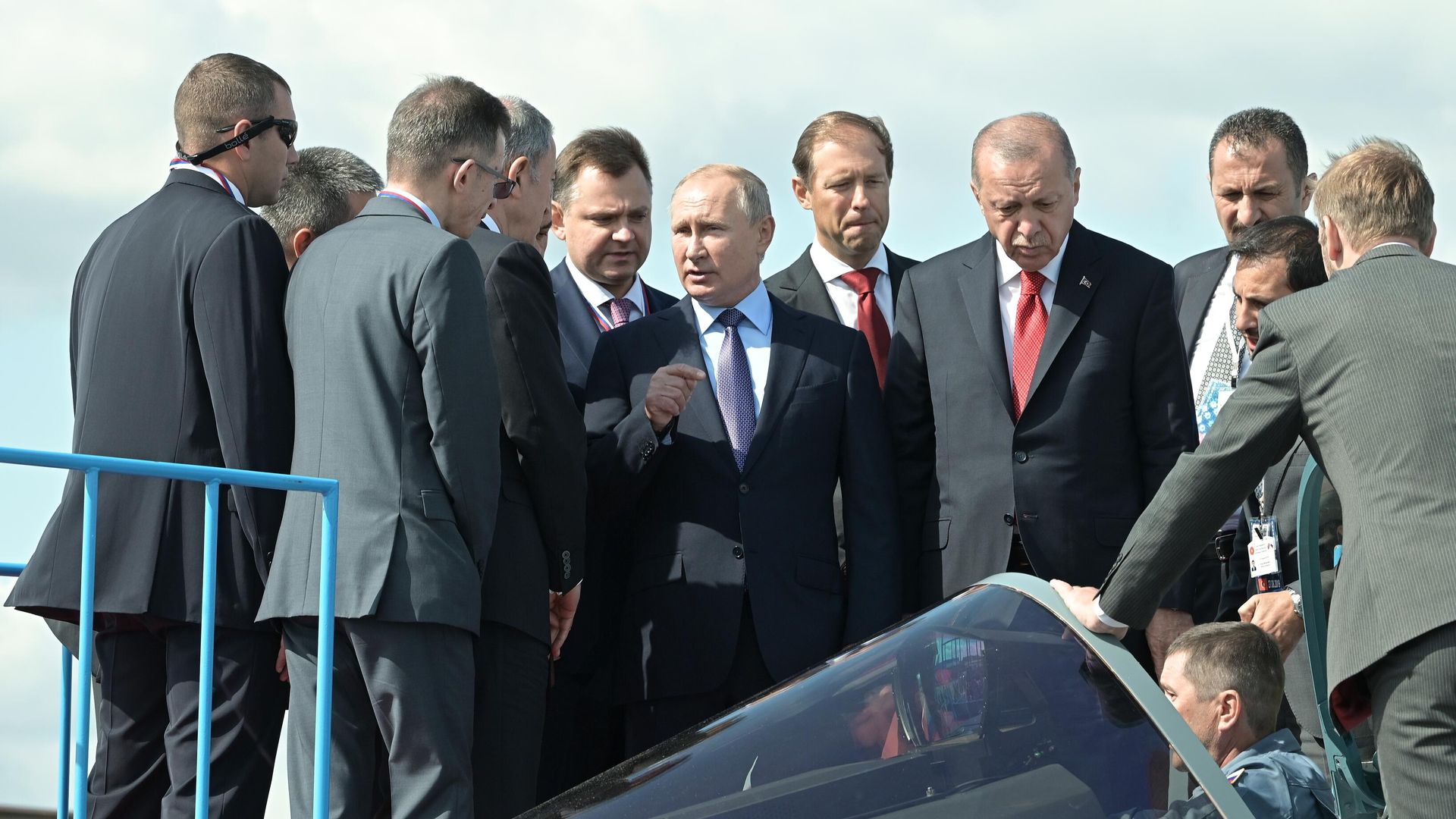 Президент РФ Владимир Путин и президент Турции Реджеп Тайип Эрдоган осматривают российский многофункциональный истребитель Су-57 Президент РФ Владимир Путин и президент Турции Реджеп Тайип Эрдоган осматривают российский многофункциональный истребитель Су-57 - РИА Новости, 1920, 15.07.2021