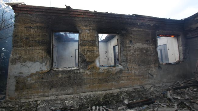 Здание, подвергшееся пожару вследствие обстрела 6 сентября, в селе Роза Новоазовского района Донецкой области Здание, подвергшееся пожару вследствие обстрела 6 сентября, в селе Роза Новоазовского района Донецкой области