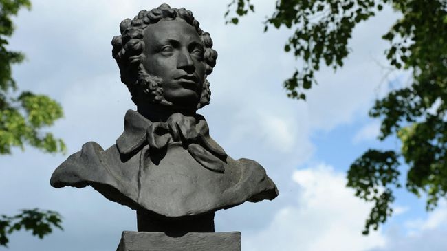 Памятник писателю и поэту Александру Сергеевичу Пушкину в Государственном историко-литературном музее-заповеднике А.С. Пушкина в усадьбе Вязёмы Памятник писателю и поэту Александру Сергеевичу Пушкину в Государственном историко-литературном музее-заповеднике А.С. Пушкина в усадьбе Вязёмы