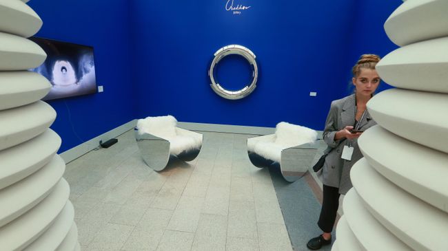 Девушка на стенде Orekhov Gallery во время открытия ярмарки современного искусства Cosmoscow в Москве.