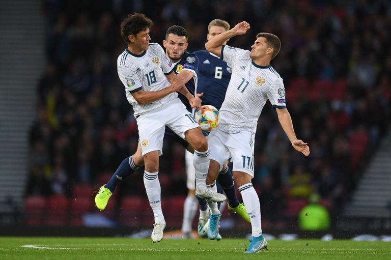 Слева направо:игрок сборной России Роман Зобнин, игрок сборной Шотландии Скотт Мактоминай и игрок сборной России Юрий Жирков Слева направо:игрок сборной России Роман Зобнин, игрок сборной Шотландии Скотт Мактоминай и игрок сборной России Юрий Жирков