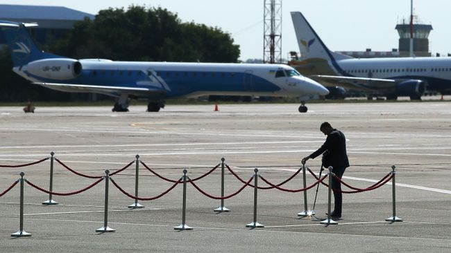 Сотрудник безопасности на взлетной полосе аэропорта Борисполь Сотрудник безопасности на взлетной полосе аэропорта Борисполь