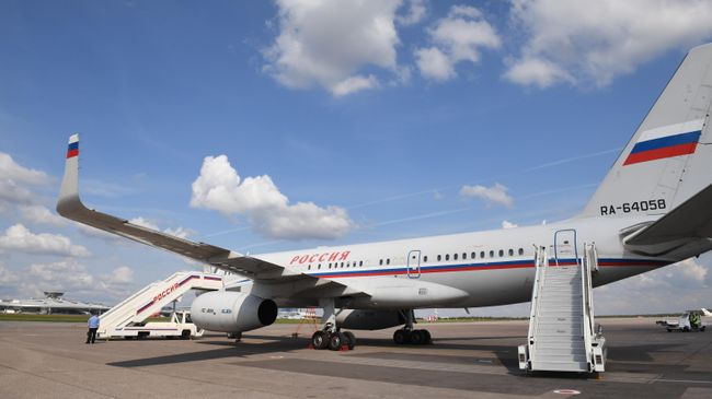 Российский самолет Ту-204 с участниками договоренности об освобождении между Россией и Украиной в аэропорту Внуково