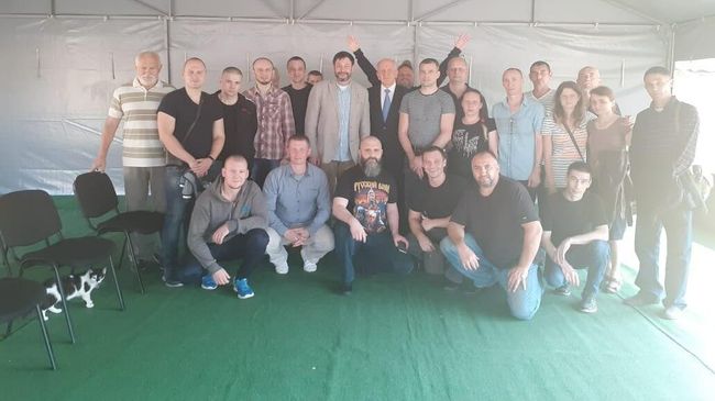 Кирилл Вышинский и другие освобожденные россияне перед отправкой из Киева в Москву Кирилл Вышинский и другие освобожденные россияне перед отправкой из Киева в Москву