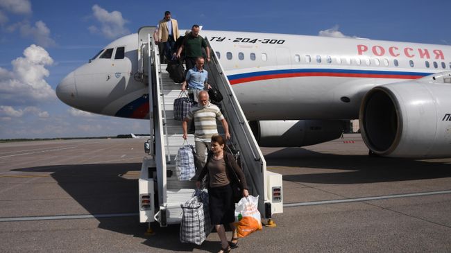 Участники договоренности об освобождении между Россией и Украиной сходят с борта российского самолета Ту-204 в аэропорту Внуково Участники договоренности об освобождении между Россией и Украиной сходят с борта российского самолета Ту-204 в аэропорту Внуково