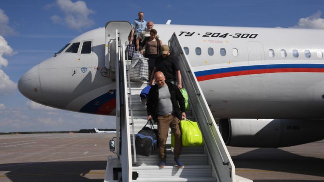 Участники договоренности об освобождении между Россией и Украиной сходят с борта российского самолета Ту-204 в аэропорту Внуково
