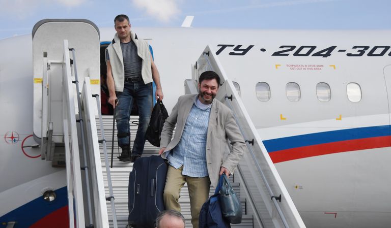 Руководитель портала РИА Новости Украина Кирилл Вышинский сходит с борта российского самолета Ту-204 в аэропорту Внуково