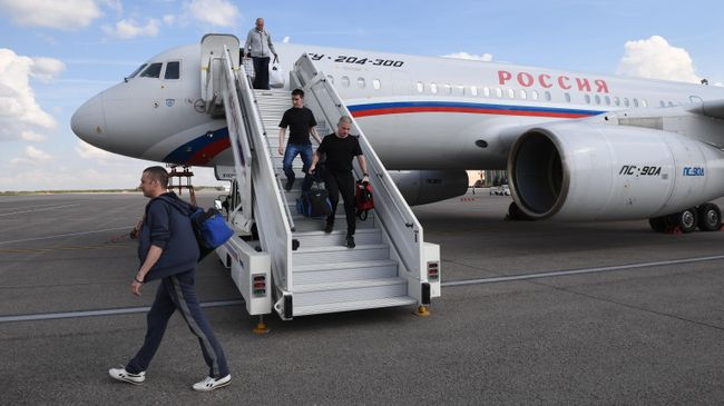 Участники договоренности об освобождении между Россией и Украиной сходят с борта российского самолета Ту-204 в аэропорту Внуково