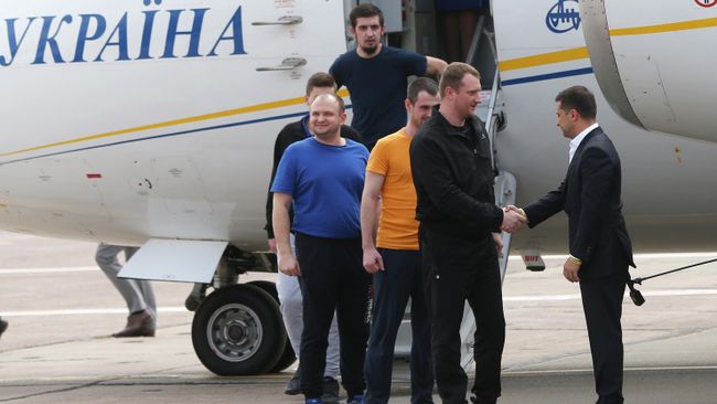 Президент Украины Владимир Зеленский во время встречи с отпущенными в России украинцами в аэропорту Борисполя. 7 сентября 2019 Президент Украины Владимир Зеленский во время встречи с отпущенными в России украинцами в аэропорту Борисполя. 7 сентября 2019