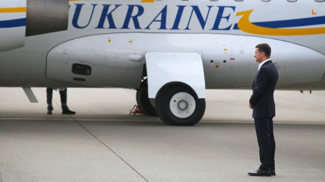 Президент Украины Владимир Зеленский встречает участников договоренности об освобождении между Россией и Украиной в аэропорту Борисполь Президент Украины Владимир Зеленский встречает участников договоренности об освобождении между Россией и Украиной в аэропорту Борисполь