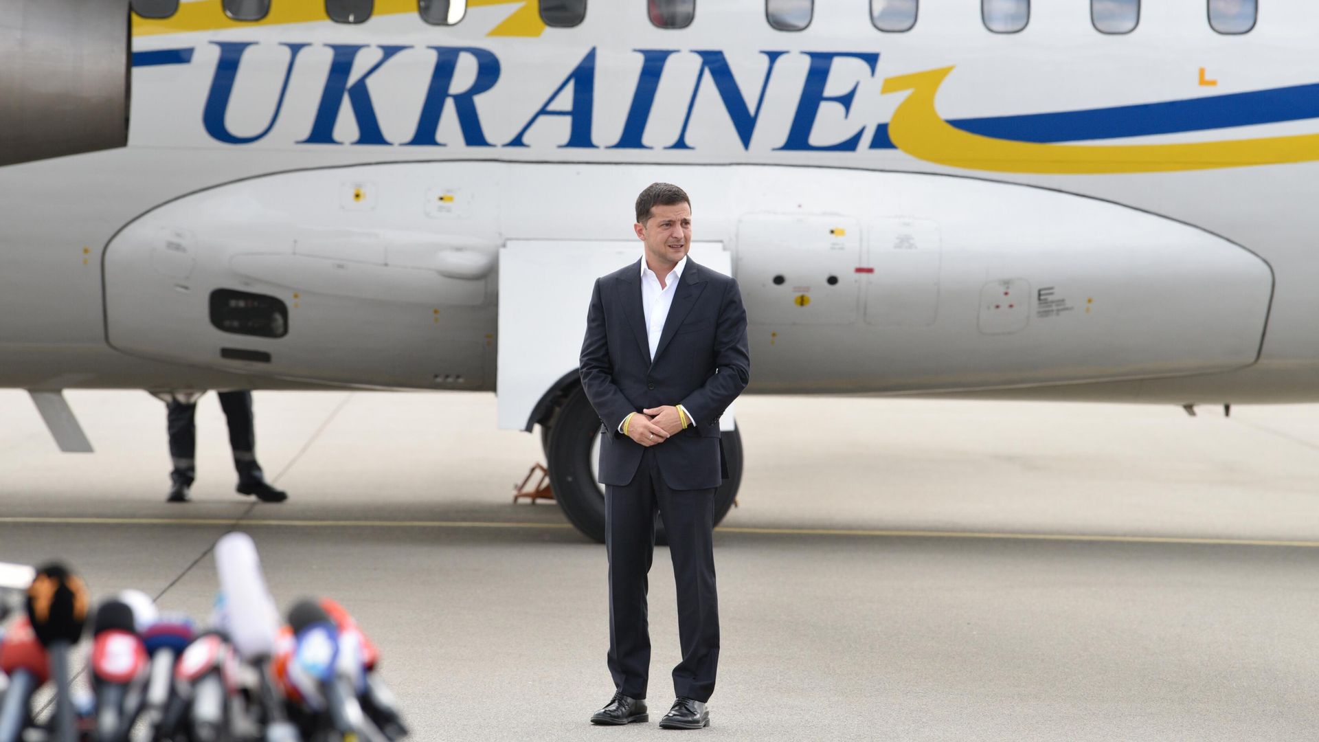 Президент Украины Владимир Зеленский встречает участников договоренности об освобождении между Россией и Украиной в аэропорту Борисполь Президент Украины Владимир Зеленский встречает участников договоренности об освобождении между Россией и Украиной в аэропорту Борисполь - РИА Новости, 1920, 30.06.2021