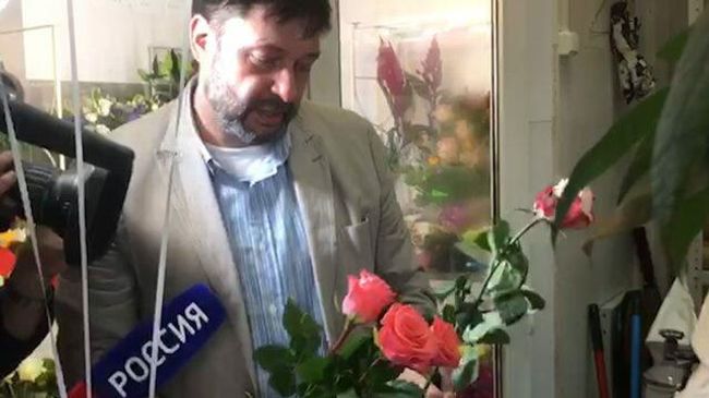 Вышинский купил розы маме, жене и Москальковой Вышинский купил розы маме, жене и Москальковой