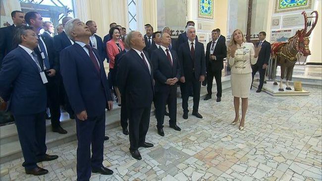 Путину и Назарбаеву преподнесли яблоки и показали павильон Казахстан Путину и Назарбаеву преподнесли яблоки и показали павильон Казахстан