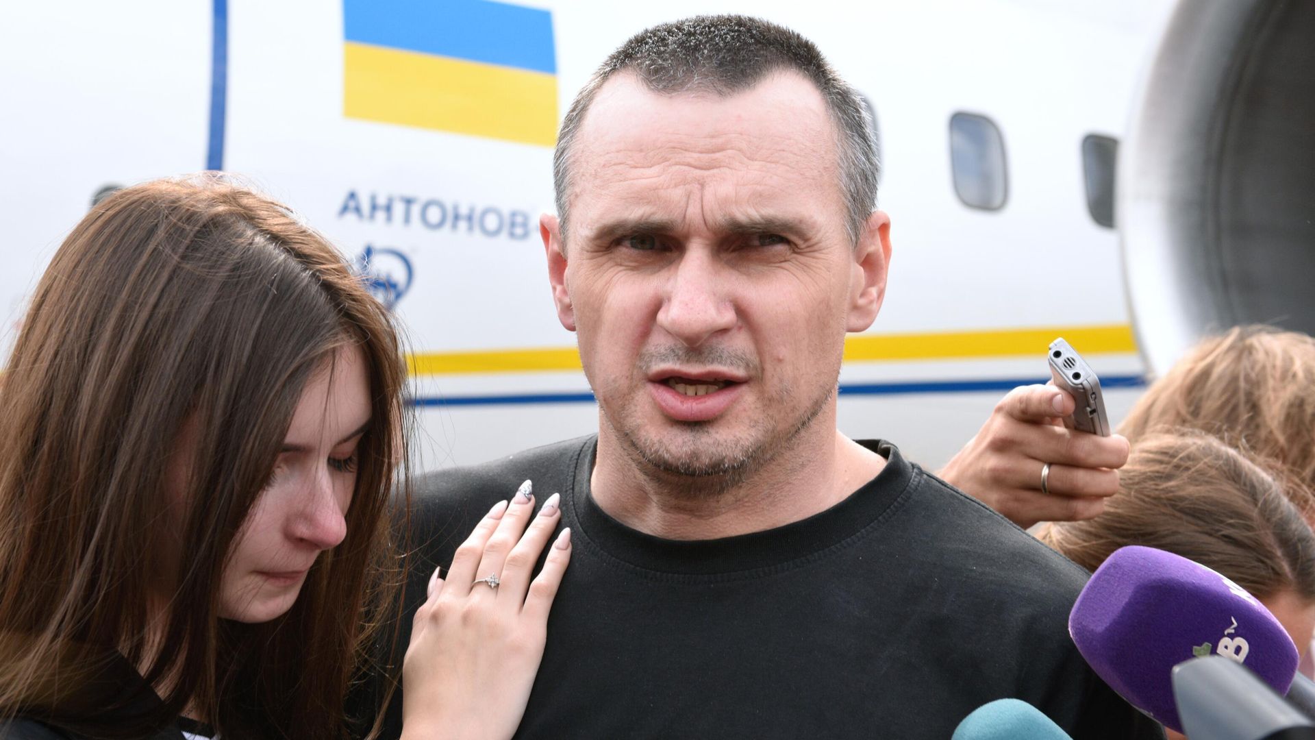 Режиссер Олег Сенцов во время встречи участников договоренности об освобождении между Россией и Украиной в аэропорту Борисполь Режиссер Олег Сенцов во время встречи участников договоренности об освобождении между Россией и Украиной в аэропорту Борисполь - РИА Новости, 1920, 15.07.2021
