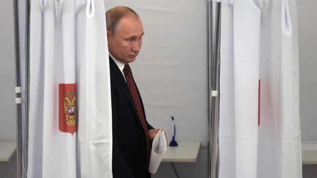 Владимир Путин во время голосования на выборах депутатов в Московскую городскую Думу на избирательном участке № 2151 в здании Российской академии наук Владимир Путин во время голосования на выборах депутатов в Московскую городскую Думу на избирательном участке № 2151 в здании Российской академии наук