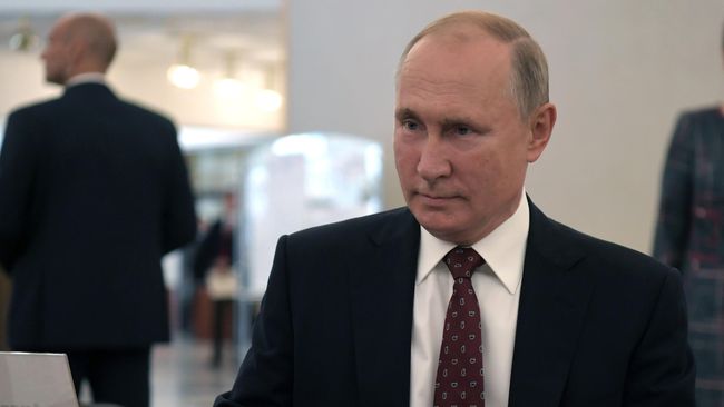 Владимир Путин во время голосования на выборах депутатов в Московскую городскую Думу на избирательном участке № 2151 в здании Российской академии наук Владимир Путин во время голосования на выборах депутатов в Московскую городскую Думу на избирательном участке № 2151 в здании Российской академии наук