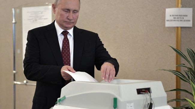 Владимир Путин во время голосования на выборах депутатов в Московскую городскую Думу на избирательном участке № 2151 в здании Российской академии наук Владимир Путин во время голосования на выборах депутатов в Московскую городскую Думу на избирательном участке № 2151 в здании Российской академии наук