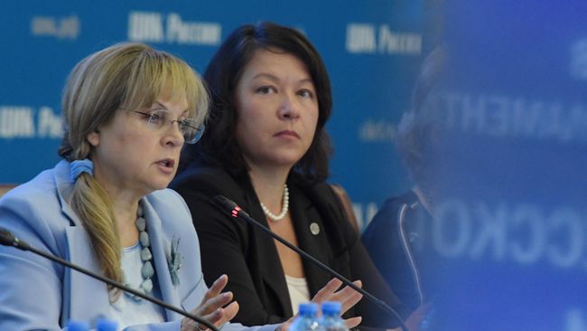 Председатель ЦИК РФ Элла Памфилова и секретарь ЦИК РФ Майя Гришина в информационном центре ЦИК России в единый день голосования в Московскую городскую Думу 8 сентября 2019 года