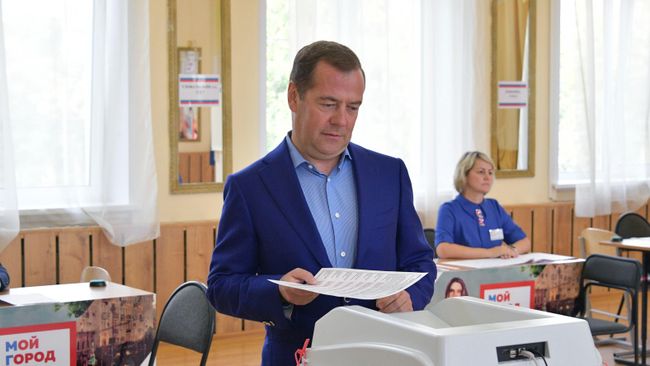 Дмитрий Медведев во время голосования на выборах депутатов в Московскую городскую Думу на избирательном участке № 2760 в московском районе Раменки Дмитрий Медведев во время голосования на выборах депутатов в Московскую городскую Думу на избирательном участке № 2760 в московском районе Раменки