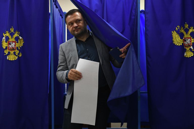 Кандидат в мэры Новосибирска Сергей Бойко голосует на выборах в единый день голосования на избирательном участке в Новосибирске Кандидат в мэры Новосибирска Сергей Бойко голосует на выборах в единый день голосования на избирательном участке в Новосибирске