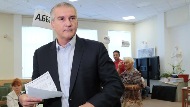 Глава Республики Крым Сергей Аксёнов голосует на выборах в единый день голосования на избирательном участке в Симферополе Глава Республики Крым Сергей Аксёнов голосует на выборах в единый день голосования на избирательном участке в Симферополе