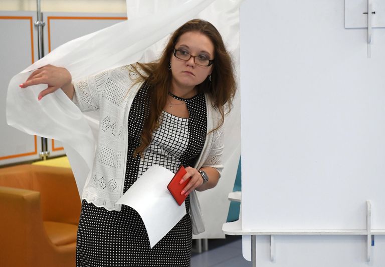 Жительница Москвы голосует на выборах в Московскую городскую Думу Жительница Москвы голосует на выборах в Московскую городскую Думу