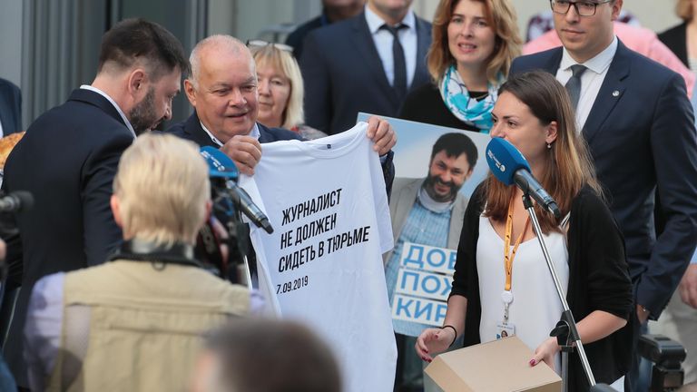 Генеральный директор МИА Россия сегодня Дмитрий Киселев и руководитель портала РИА Новости Украина Кирилл Вышинский перед пресс-конференцией в Международном мультимедийном пресс-центре МИА Россия сегодня