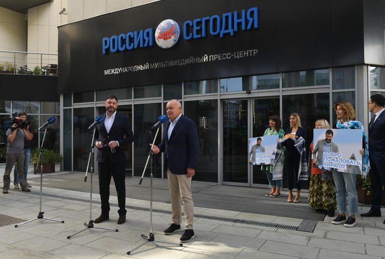 Генеральный директор МИА Россия сегодня Дмитрий Киселев и руководитель портала РИА Новости Украина Кирилл Вышинский перед пресс-конференцией в пресс-центре МИА Россия сегодня Генеральный директор МИА Россия сегодня Дмитрий Киселев и руководитель портала РИА Новости Украина Кирилл Вышинский перед пресс-конференцией в пресс-центре МИА Россия сегодня