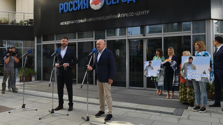 Генеральный директор МИА Россия сегодня Дмитрий Киселев и руководитель портала РИА Новости Украина Кирилл Вышинский перед пресс-конференцией в пресс-центре МИА Россия сегодня