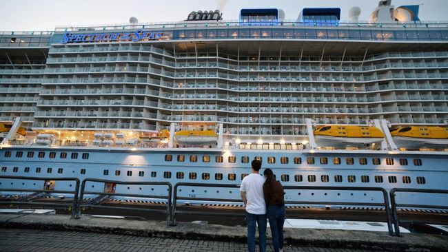 Лайнер Spectrum of the Seas прибыл в порт Владивостока Лайнер Spectrum of the Seas прибыл в порт Владивостока