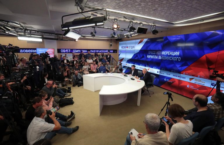 Генеральный директор МИА Россия сегодня Дмитрий Киселев и руководитель портала РИА Новости Украина Кирилл Вышинский на пресс-конференции в Международном мультимедийном пресс-центре МИА Россия сегодня Генеральный директор МИА Россия сегодня Дмитрий Киселев и руководитель портала РИА Новости Украина Кирилл Вышинский на пресс-конференции в Международном мультимедийном пресс-центре МИА Россия сегодня